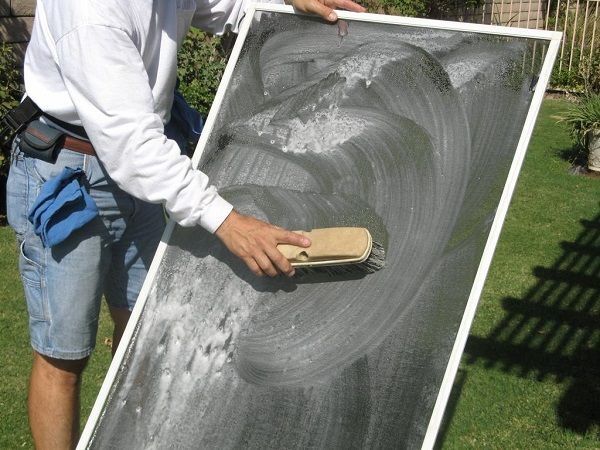 Sử dụng bàn chải lông mềm và dung dịch tẩy rửa nhẹ để vệ sinh lưới chống muỗi.