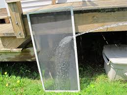 Dùng vòi nước xịt sạch bụi bẩn trên lưới chống muỗi trước khi vệ sinh.