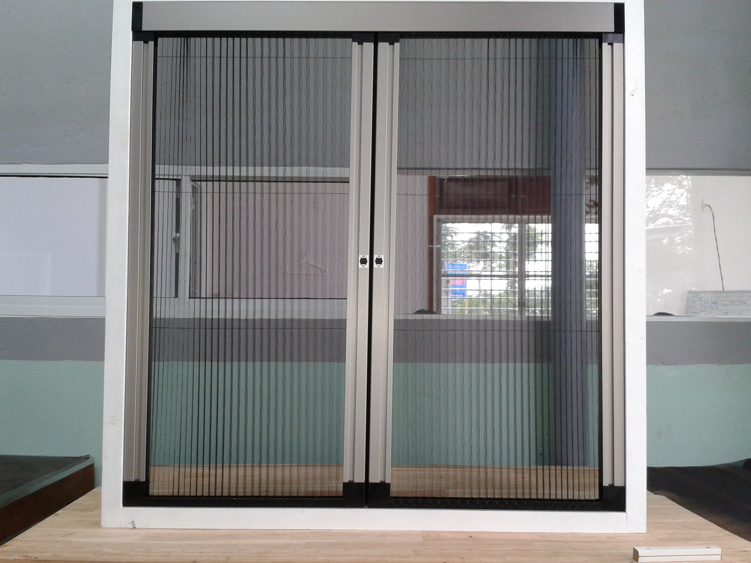 Cửa lưới chống muỗi inox lắp đặt tại cửa sổ giúp không gian thông thoáng và an toàn.