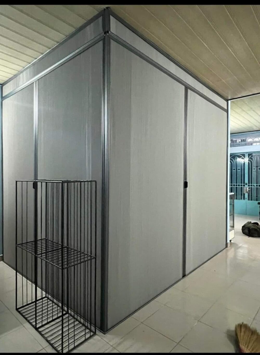 Vách Ngăn Tổ Ong Giá Rẻ: Giải Pháp Tiết Kiệm Điện & Chia Phòng Hoàn Hảo