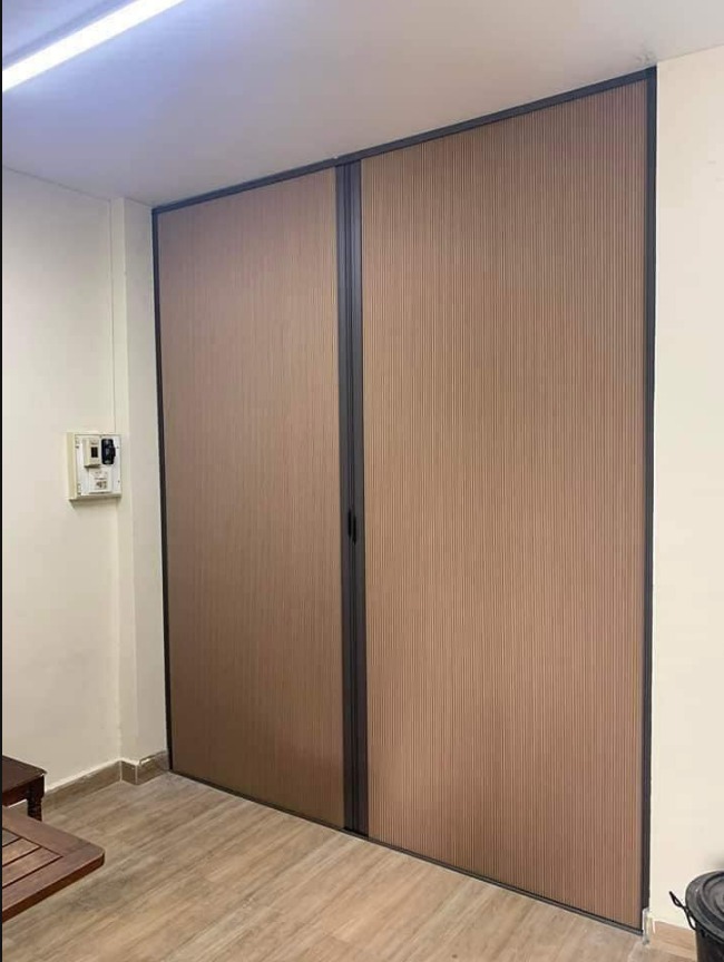 Vách ngăn tổ ong màu vân gỗ tại Vách Ngăn Lạnh Vách ngăn tổ ong màu vân gỗ cho phòng khách sang trọng.