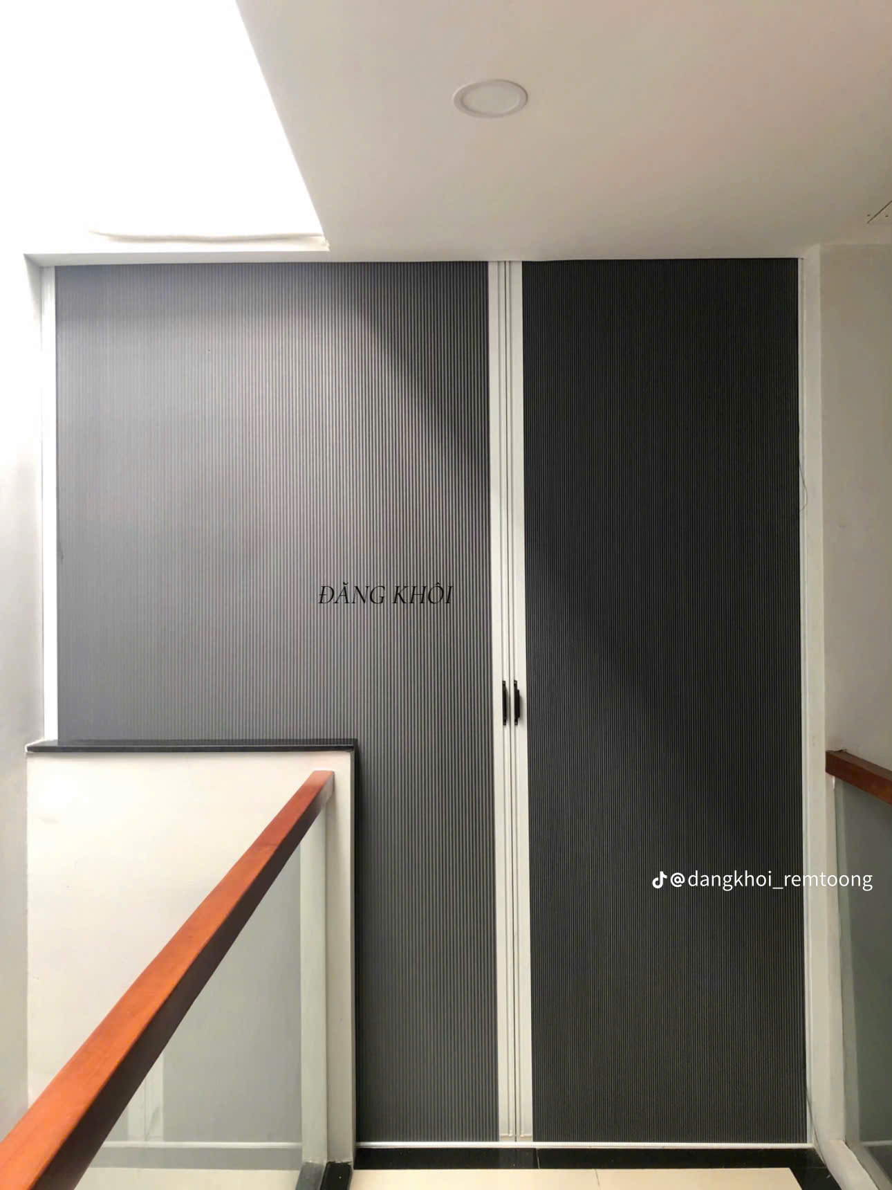 Kỹ thuật viên Vách Ngăn Lạnh thi công rèm tổ ong làm vách ngăn