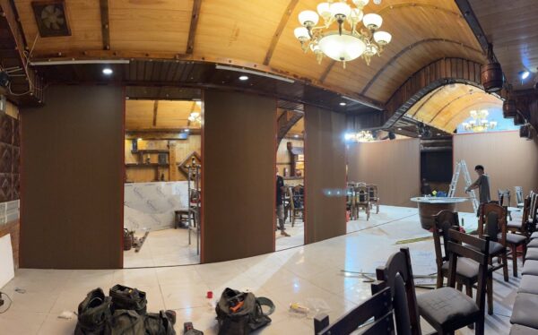 Vách ngăn nhà hàng rèm tổ ong hệ xích phân chia không gian tối ưu