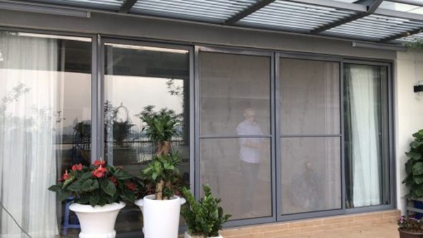 cửa lùa ngăn côn trùng dạng lùa cho cửa ra sân vườn