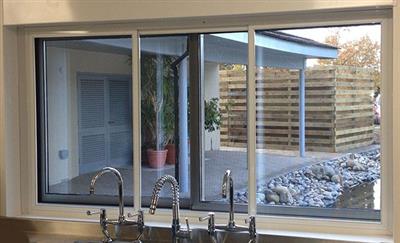 cửa lùa chống côn trùng cho bếp mở vẫn thông thoáng