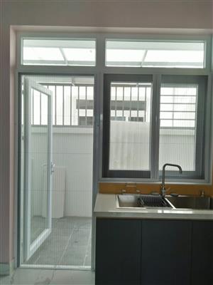 cửa lùa ngăn côn trùng cho lối ra ban công khu bếp