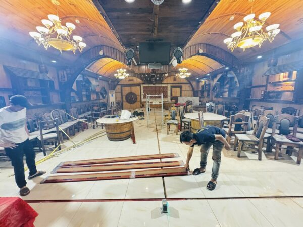 Hình ảnh thi công lắp đặt vách ngăn rèm tổ ong hệ xích cho nhà hàng tại HCM