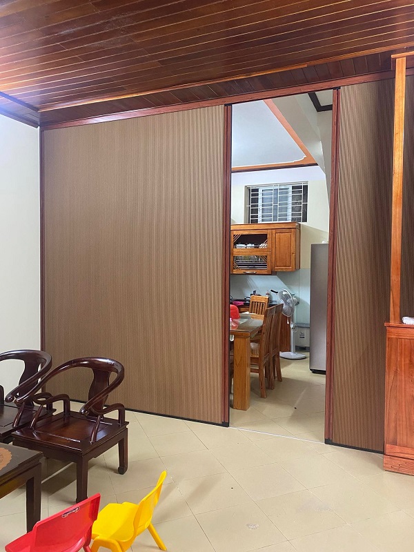 Lắp rèm tổ ong ngăn lạnh tại lối mở khách – bếp