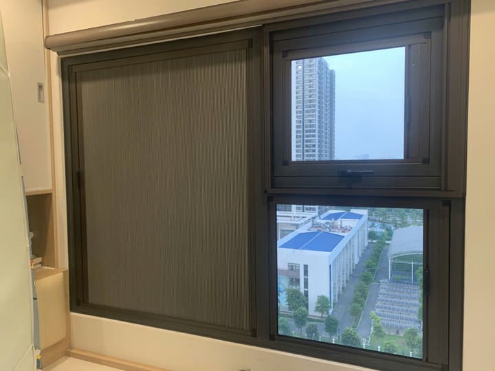 Rèm tổ ong trên kính