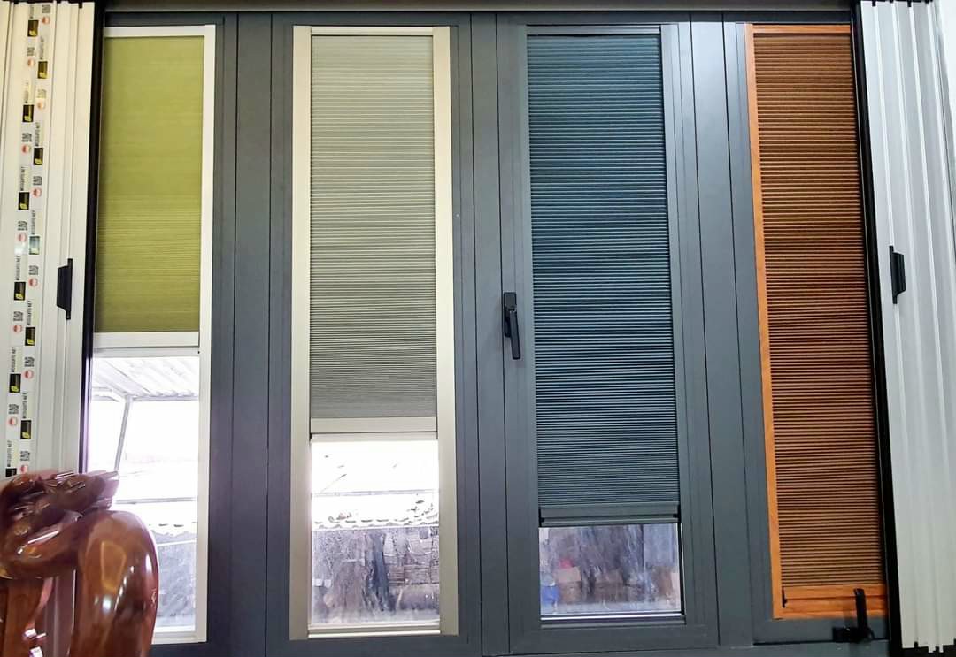 rèm tổ ong lắp trên kính gọn gàng tiện lợi cho cửa kính