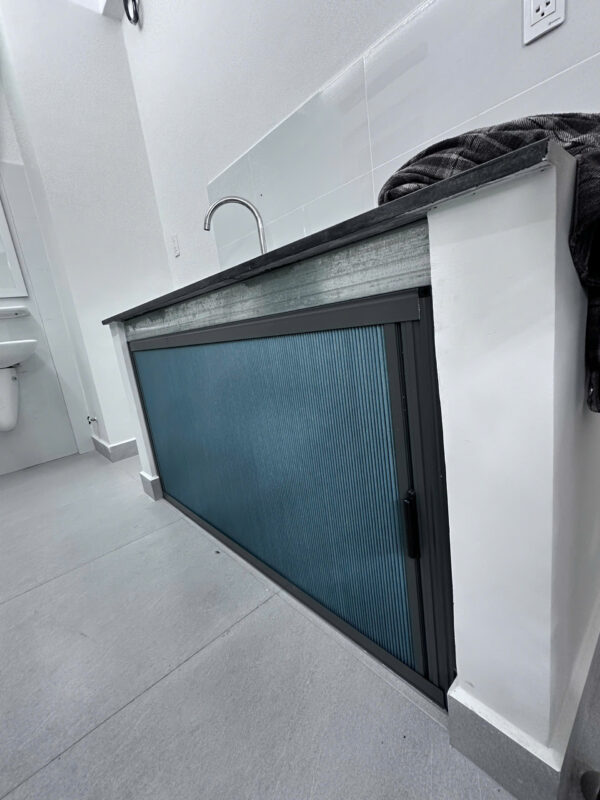 vách ngăn tủ bếp