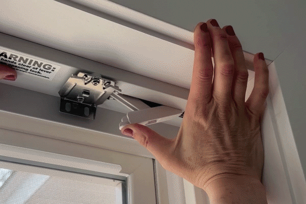 lắp đặt rèm tổ ong ngăn phòng kín khít để tăng hiệu quả cách nhiệt