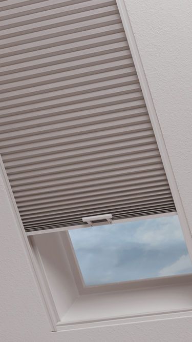 rèm che mái kính dạng tổ ong có thể vận hành kéo tay hoặc điều khiển tiện lợi