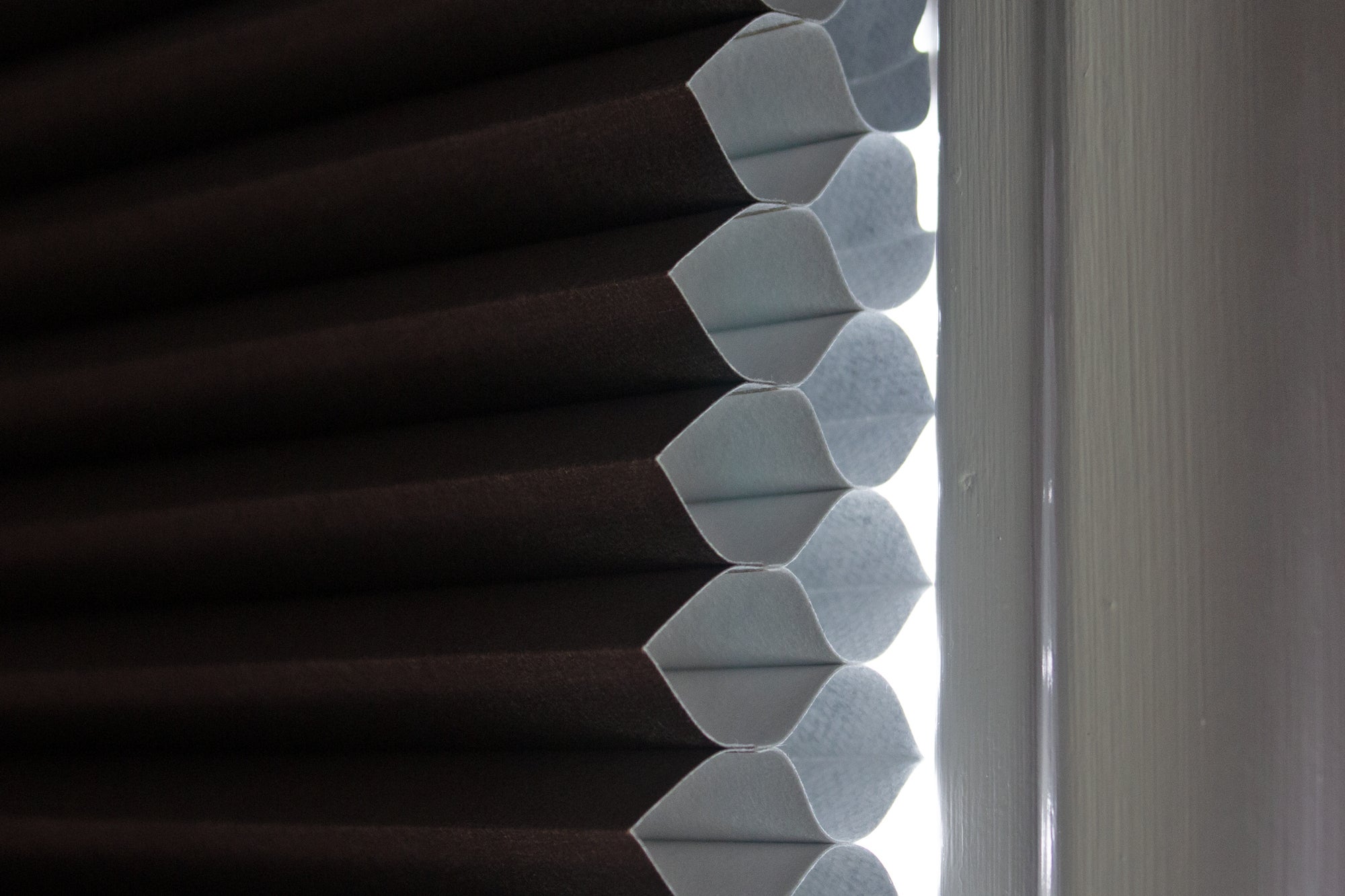 Cấu trúc tổ ong hỗ trợ cách nhiệt của rèm tổ ong kéo lên xuống