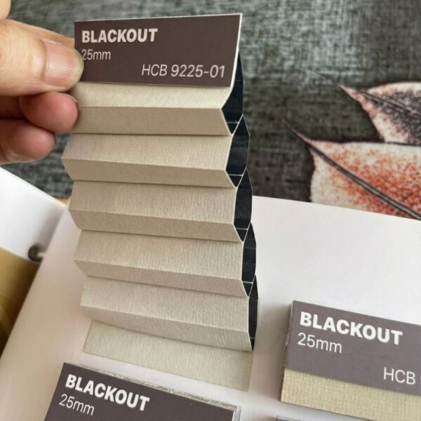 Mẫu rèm tổ ong cách nhiệt với bản 25 mm phù hợp phòng ngủ cần tối ưu ánh sáng