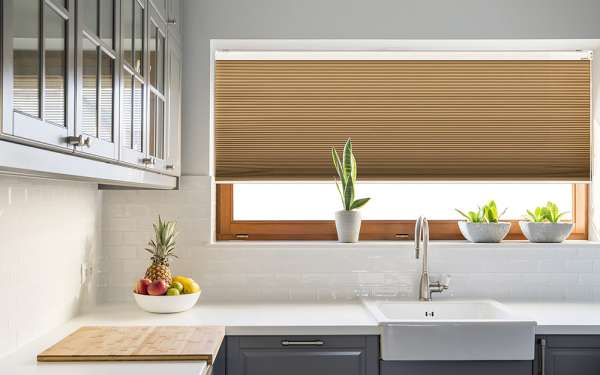 Rèm tổ ong kéo lên xuống cho khu vực bếp, gọn và dễ vệ sinh