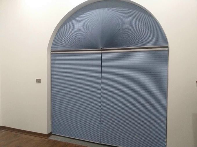 vách ngăn rèm tổ ong dạng xếp trượt cho cửa vòm