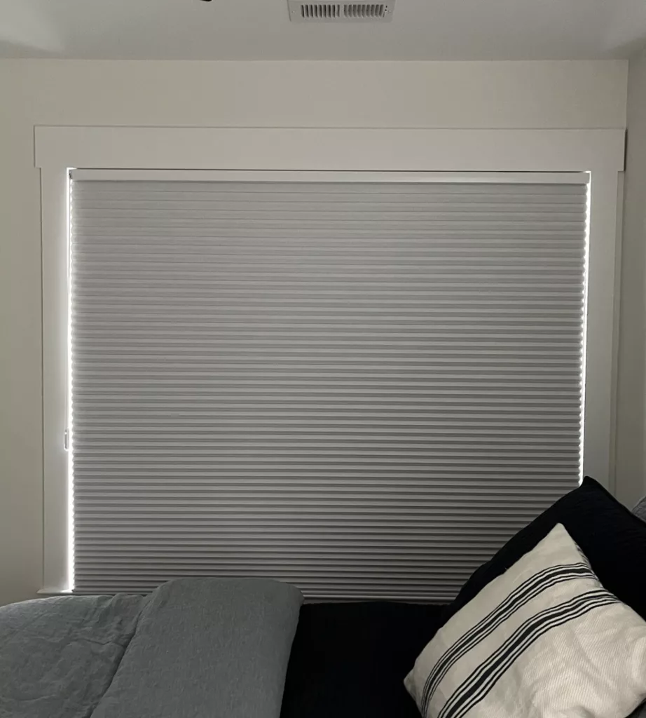 Rèm tổ ong ngăn phòng tăng riêng tư và kiểm soát ánh sáng trong không gian nhỏ