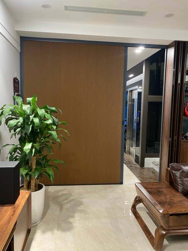 vách ngăn rèm tổ ong ngăn phòng khách với lối đi