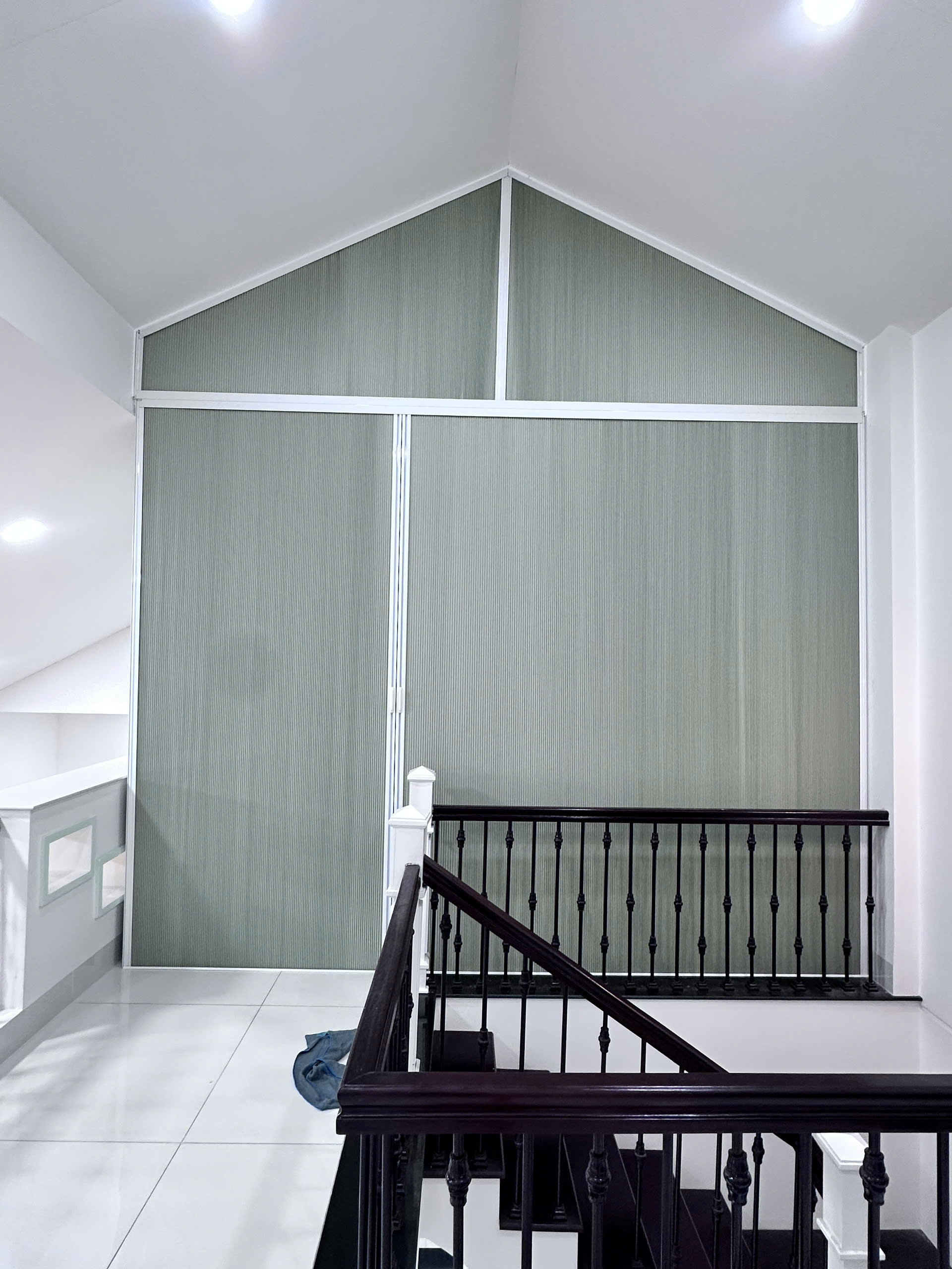 Rèm tổ ong kéo ngang: Giải pháp gọn đẹp cho cửa lùa, cửa lớn Rèm tổ ong kéo ngang