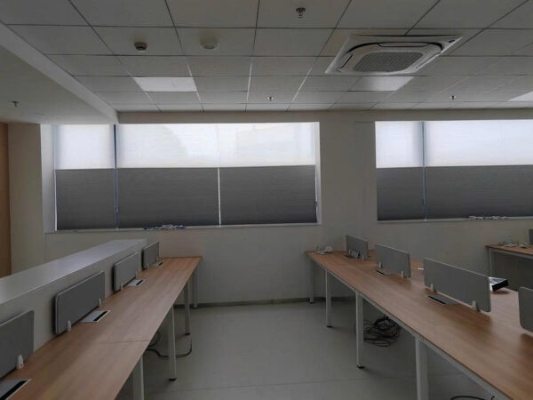 Rèm tổ ong hệ 30 cho văn phòng giúp giảm chói, tạo môi trường làm việc chuyên nghiệp.