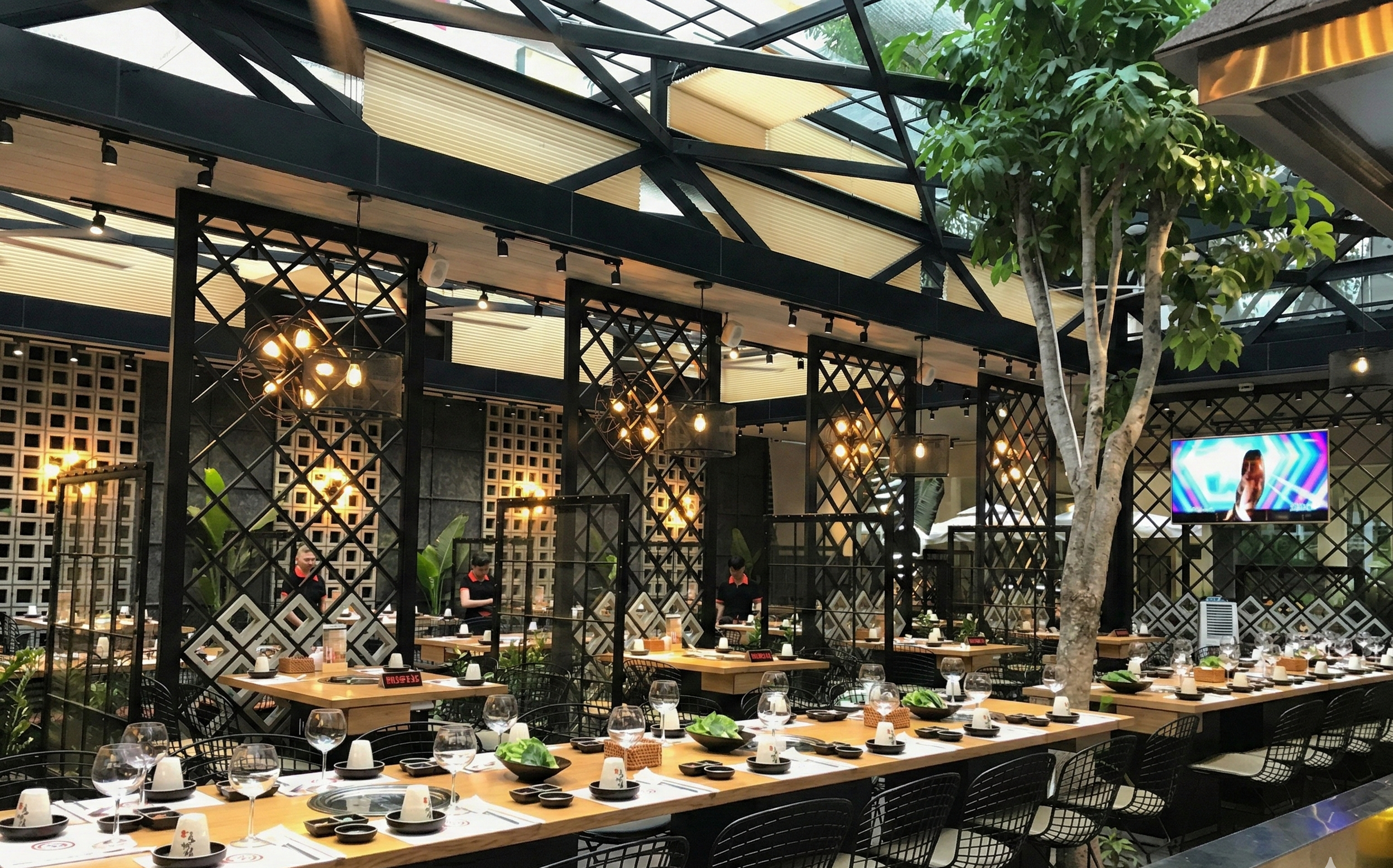 Rèm tổ ong cho nhà hàng giúp kiểm soát ánh sáng theo concept nhà hàng