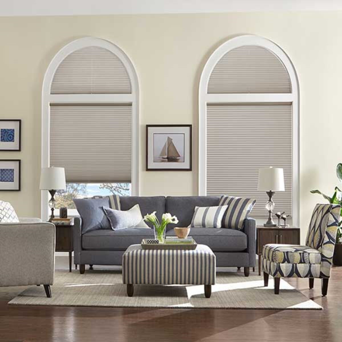 Rèm tổ ong cửa nhôm giúp che nắng, tăng riêng tư và tối ưu diện tích khi xếp gọn.