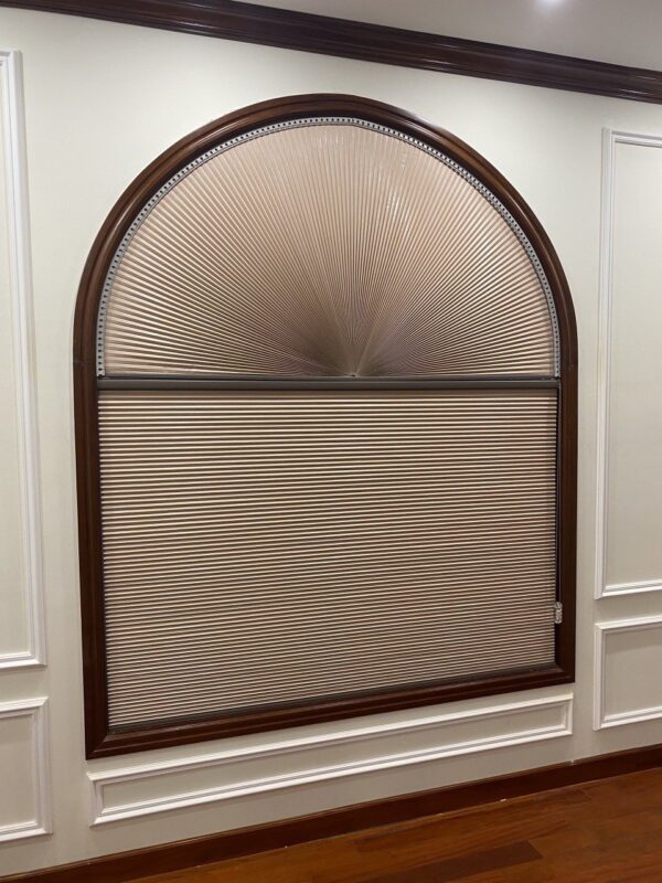 Giải pháp cửa sổ vòm: chia phần vòm và phần dưới để tối ưu công năng.