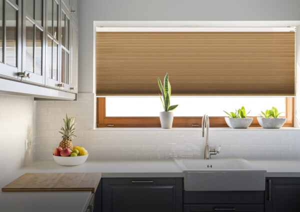 Rèm tổ ong 2 lớp giúp giảm nóng và làm không gian gọn gàng hiện đại.