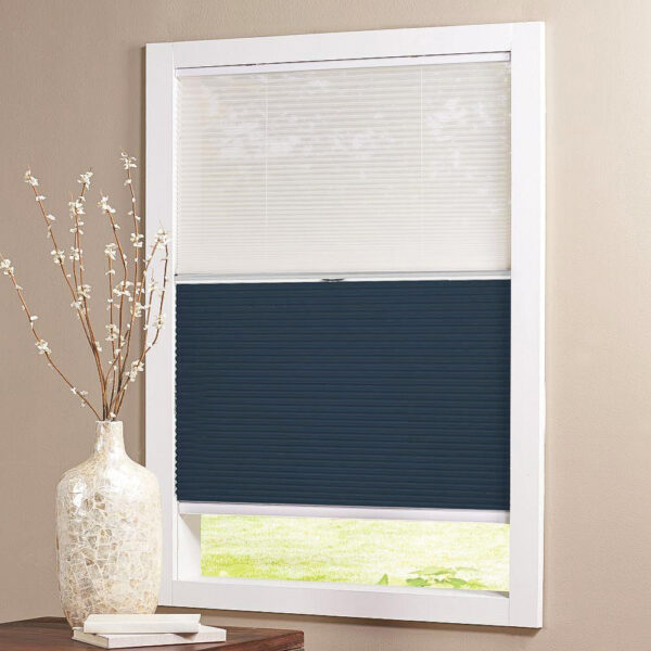 Rèm tổ ong ngày đêm cho phép chuyển chế độ sáng và tối linh hoạt trong ngày.