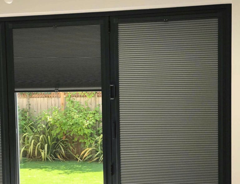 Rèm tổ ong khung đôi hệ 28 cho cửa nhỏ căn hộ hiện đại